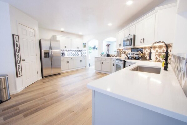 Réfrigérateur, micro-ondes, four, plaque de cuisson