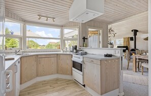 Fridge, microwave, oven, stovetop - Stunning home in Otterup with sauna (Otterup)