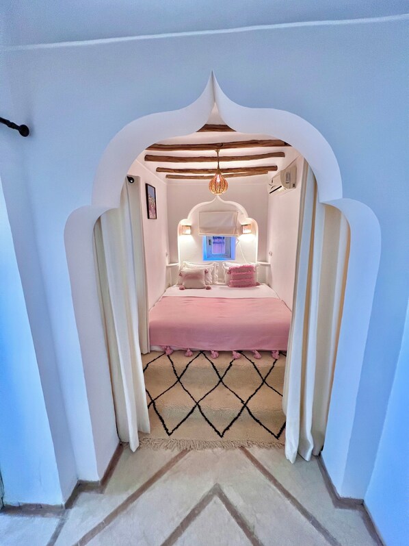 4 quartos, escrivaninha, ferros/tábuas de passar roupa