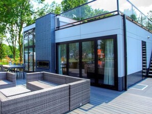 House | Exterior - Luxury Holiday Home on a Holiday Park, Adjacent to the Hoge Veluwe National Park (Arnhem)