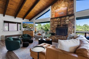 Smart TV, fireplace