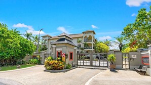 A gated entrance with a sign indicating a road under construction. - Lux Resort - 9 Pools Gym Free Parking (Westcourt)