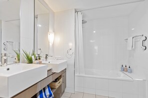 1 bedroom, Internet - Lux Resort - 9 Pools Gym Free Parking (Westcourt)