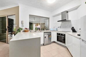 Apartment | 2 bedrooms, iron/ironing board, Internet - Reef Apartment Cairns - 4 Pools Resort BBQ (Edge Hill)