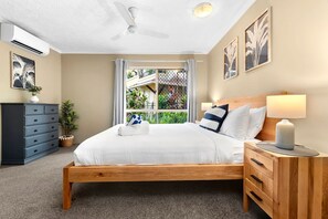 Apartment | 2 bedrooms, iron/ironing board, Internet - Reef Apartment Cairns - 4 Pools Resort BBQ (Edge Hill)