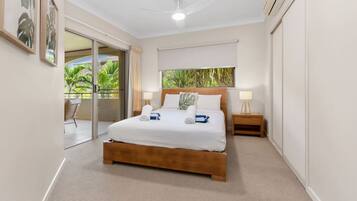 2 habitaciones, escritorio y tabla de planchar con plancha