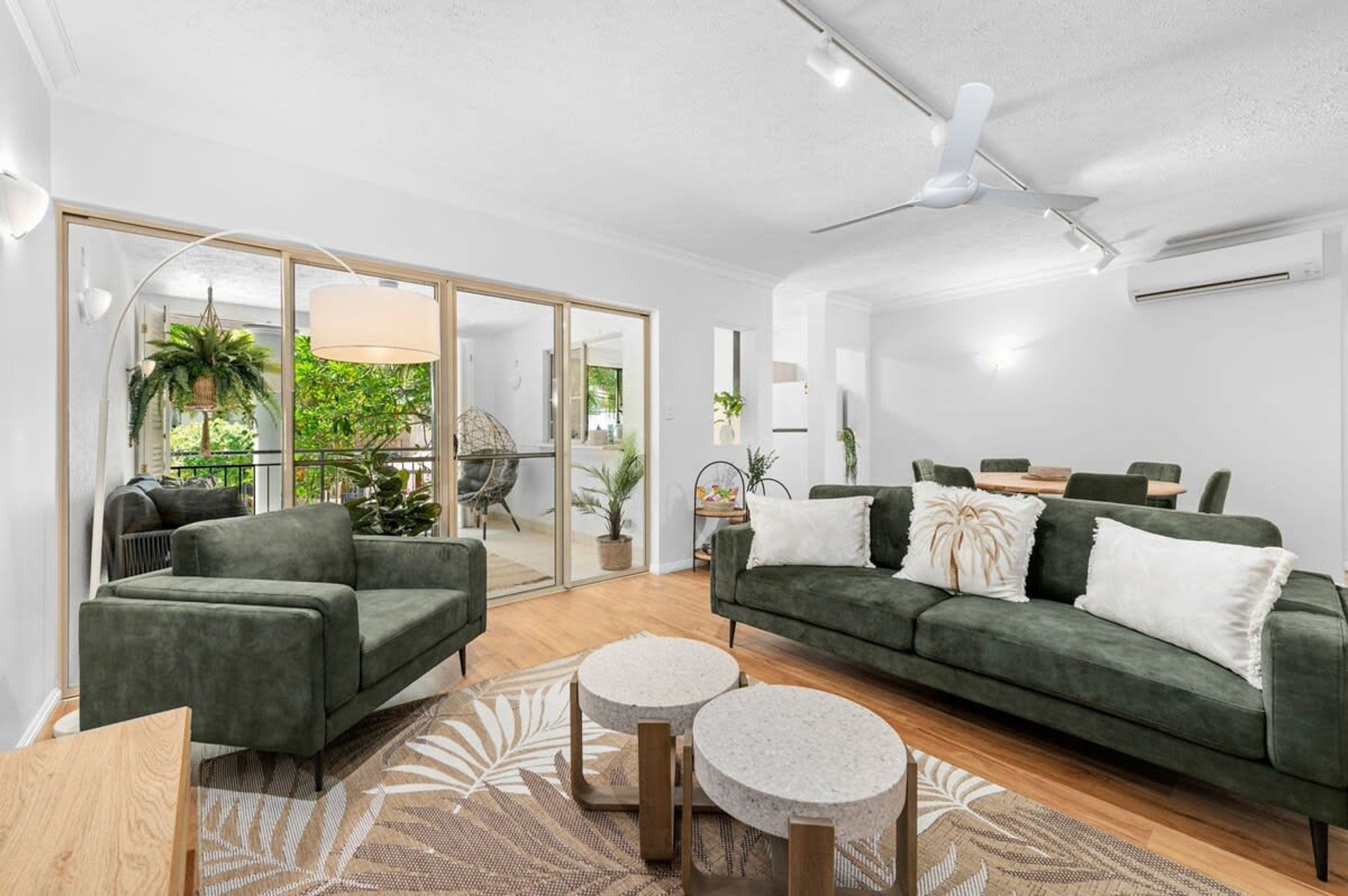 2 habitaciones, escritorio y tabla de planchar con plancha 