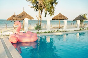 10 座室內游泳池