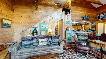 TV connectée, cheminée, baby-foot, livres