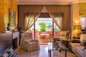 TV, DVD player, books - Casa La Buganvilla del Chaparral (Marbella)