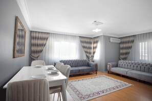 Dining - Lovely 3-bedroom apartment in Istanbul with WiFi, AC, fitness room (Istanbul)