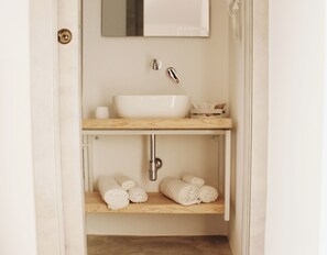 Een haardroger, handdoeken, zeep, shampoo