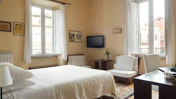 Habitación panorámica | Escritorio y espacio para trabajar con un portátil