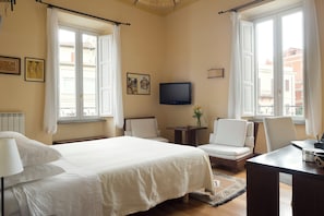 Panoramic Room | Desk, laptop workspace, soundproofing, free WiFi