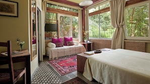 A bedroom with a large bed, a desk, a chair, and a window with curtains. - Palm Gallery Hotel (Rome)