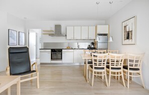 Geladeira, cooktop, lava-louças, cafeteira/chaleira