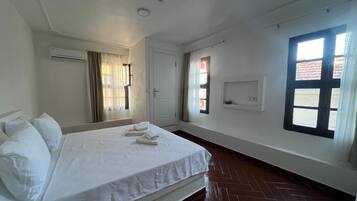 Deluxe Room, City View | Desk, laptop workspace, free WiFi