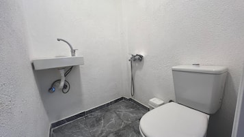 Escritorio, espacio para trabajar con laptop y wifi gratis
