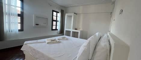 Escritorio, espacio para trabajar con laptop y wifi gratis