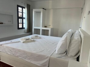 Deluxe-Zimmer, Stadtblick | Schreibtisch, laptopgeeigneter Arbeitsplatz, kostenloses WLAN