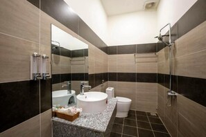 Hårtørrer, bidet, håndklæder