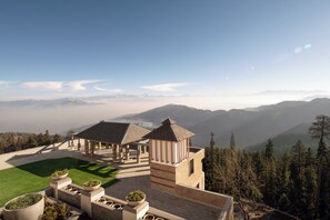 A building with a terrace and potted plants, overlooking a mountainous landscape. - Greenberry Resort Narkanda, a member of Radisson Individuals Premier (Kumharsain)