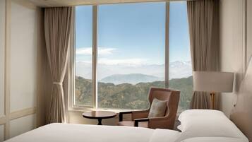 Signature Suite, 1 Bedroom, Mountain View, Corner | Egyptian cotton sheets, premium bedding, minibar, in-room safe