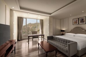 Phòng đôi Superior, 1 giường cỡ queen, không hút thuốc, quang cảnh núi | Bộ trải giường bằng vải cotton Ai Cập, bộ đồ giường cao cấp, minibar 