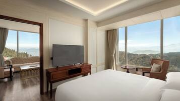 ملاءات من القطن المصري وأغطية فراش متميزة وميني بار وخزنة داخل الغرفة