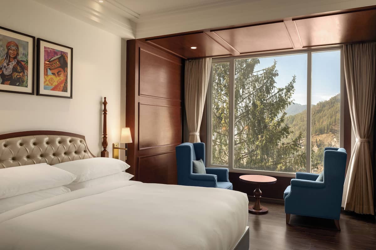 Phòng đôi Premium, 1 giường cỡ queen, không hút thuốc, quang cảnh núi | Bộ trải giường bằng vải cotton Ai Cập, bộ đồ giường cao cấp, minibar