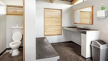 Superhole Dorm | Banheiro