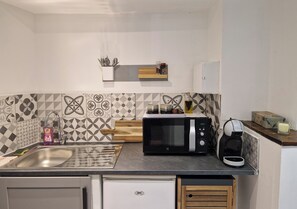 Fridge, microwave, coffee/tea maker, cookware/dishes/utensils - Studio au Cœur du Village (Tourtour)