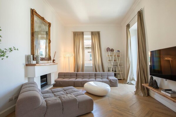 Smart TV - Nail 14, Luxury Apartment. Italy - Liguria - La Spezia - 5 Terre. (La Spezia)