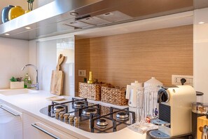 Microwave, oven, stovetop, dishwasher - Nail 14, Luxury Apartment. Italy - Liguria - La Spezia - 5 Terre. (La Spezia)