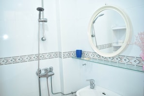 Douche, serviettes fournies