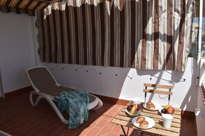Outdoor dining - Casa Brisa Marina - a step away from the beach (Algarrobo Costa)