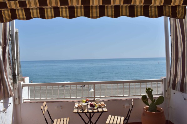 Outdoor dining - Casa Brisa Marina - a step away from the beach (Algarrobo Costa)