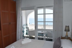 1 bedroom, iron/ironing board, free WiFi, bed sheets - Casa Brisa Marina - a step away from the beach (Algarrobo Costa)