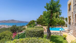 A pool area with a clear view of the sea and mountains in the background. - Villa Pasiphae 1 in Stalos (Chania)