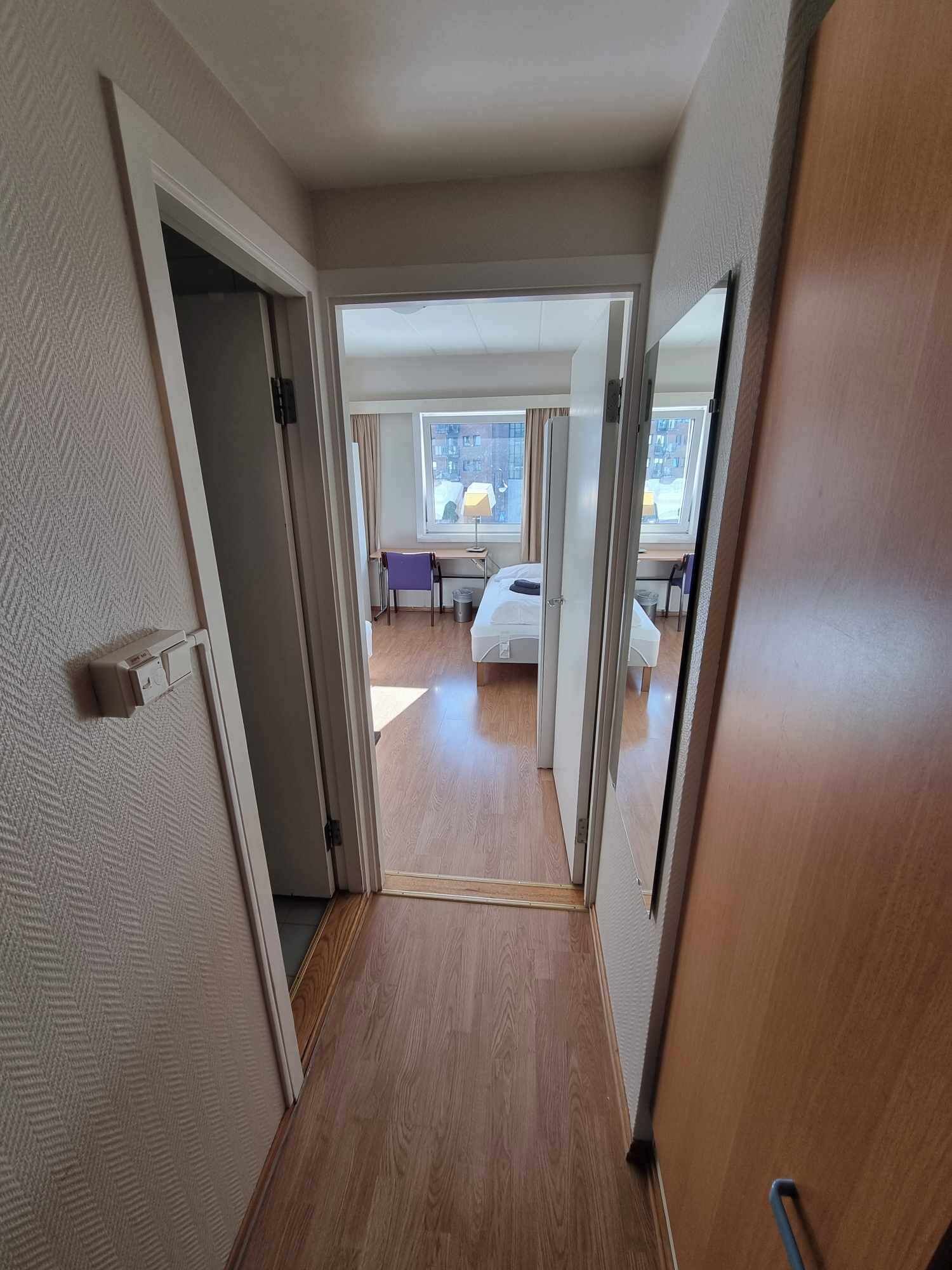 Skrivebord, skrivebord for bærbar PC og wi-fi (inkludert)