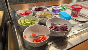 Una encimera de cocina con diversos alimentos y utensilios.