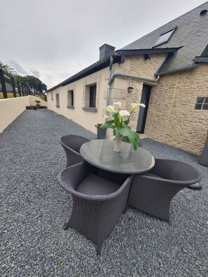 تناول الطعام بالخارج