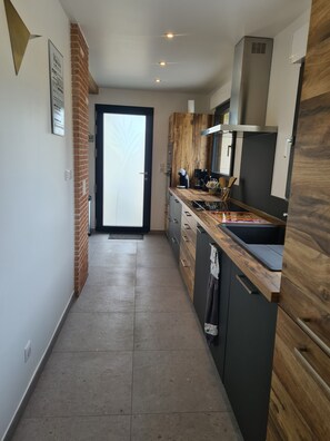 ثلاجة، ميكروويف، فرن، موقد طهي مسطح