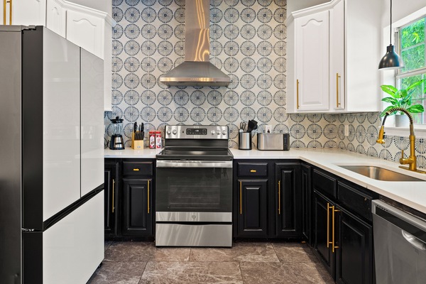 Geladeira, micro-ondas, fogão, cooktop