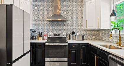 Modern 5 BR Sleeps 16 with Pool, Spa, Air Hockey, BBQ & Games Near Downtown!