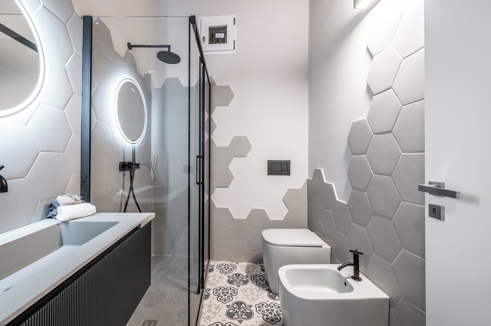 Deluxe-Apartment | Badezimmer | Hausschuhe