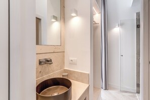 Superior-Doppelzimmer, Balkon, Blick auf den Innenhof | Badezimmer
