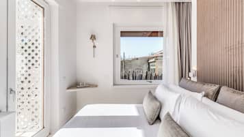 Habitación doble superior, balcón, vistas al patio | Caja fuerte, sistema de insonorización, tabla de planchar con plancha