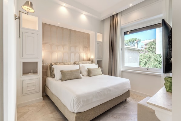 Deluxe dubbelrum - utsikt mot innergården | Värdeförvaringsskåp på rummet, ljudisolering och strykjärn/strykbräda