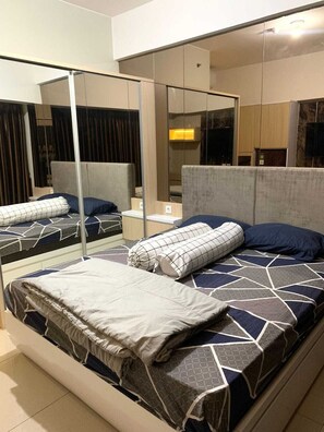 Free WiFi, bed sheets - Hotel O Mdh Rooms Summarecon Bekasi (Bekasi)